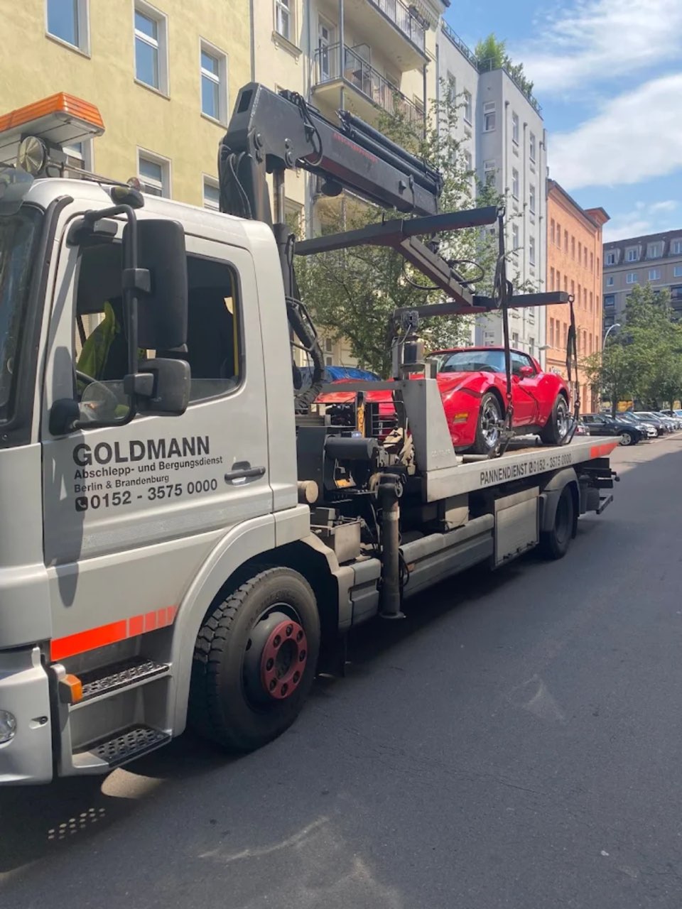 Goldmann-Abschleppfahrzeug mit einem verladenen Pkw